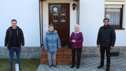 Bild: soj
Bürgermeister Wolfgang Söllner (von links) und Christa Schiener vom Seniorenwerk sowie Pfarrer Pater Anish George überbrachten Rosa Plannerer die besten Wünsche zu ihrem 90. Geburtstag.