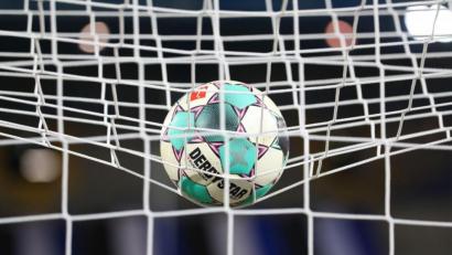 Bild: Friso Gentsch/dpa/Symbolbild
Ein Fußball liegt vor der Partie im Netz.