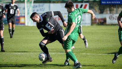 Archivbild: Andreas Brückmann
Schon Mitte der ersten Hälfte war Schluss für Megim Bajrami (am Ball). Der Spielmacher der DJK Ammerthal bekam im Spiel beim 1. SC Feucht die Rote Karte nach einer Unsportlichkeit.