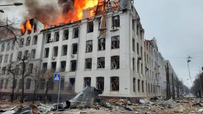 Bild: Emergency Service Of Ukraine/PA Media/dpa
Dieses vom ukrainischen Katastrophenschutz veröffentlichte Foto zeigt einen Brand in einem Fakultätsgebäude der Universität Charkiw, der durch einen russischen Raketenangriff verursacht wurde.