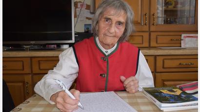 Bild: ubb
Am Tisch in der Küche schreibt Ruth Würner den Großteil ihrer Geschichten und Gedichte. Sie arbeitet gern in den frühen Morgenstunden oder immer dann, wenn ihr spontan etwas in den Sinn kommt.