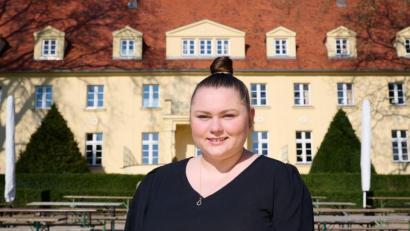 Bild: Annette Riedl/dpa
Salina Worm, Geschäftsführerin Schloss Diedersdorf, steht vor dem Schloss ihres Vaters. Dieser hat das Land Brandenburg wegen ungenügender Entschädigung während der Corona-Schließungen verklagt.