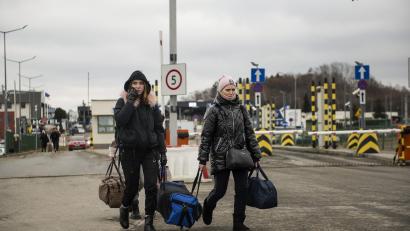 Bild: Attila Husejnow/dpa
Ukrainische Flüchtlinge überqueren die polnische Grenze in Medyka. Schätzungen zufolge sind bereits über eine Million Menschen aus dem Kriegsgebiet geflohen.