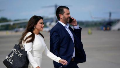 Bild: J. Scott Applewhite/AP/dpa
Donald Trump Jr. und seine Partnerin Kimberly Guilfoyle unterstützten Trump im Wahlkampf.