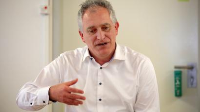 Bild: Wolfgang Steinbacher
Jürgen Kerner, der Hauptkassierer der IG Metall, ist eigentlich in ganz friedlicher Absicht nach Amberg gekommen. Plötzlich muss er erklären, wie die Gewerkschaft mit dem Krieg in der Ukraine umgeht.