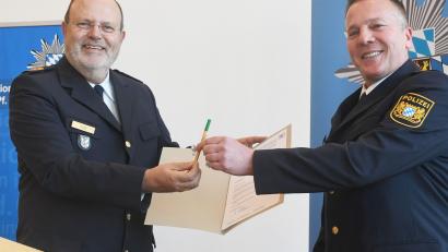Bild: Gabi Schönberger
Polizeipräsident Norbert Zink überreicht dem neuen Polizeidirektor Markus Fuchs (rechts) den typischen "grünen Stift" zum Unterschreiben.