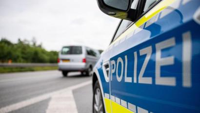 Bild: Guido Kirchner/dpa/Symbolbild
Ein Streifenwagen der Polizei steht auf einer Straße.