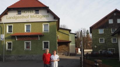 Bild: gz
Nach rund 40 Jahren verkauften die leidenschaftlichen Gastwirte Maria und Max Karl den Landgasthof mit Gaststätte und Saal (links) und die Pension (rechts) an eine Familie aus Oberbayern.