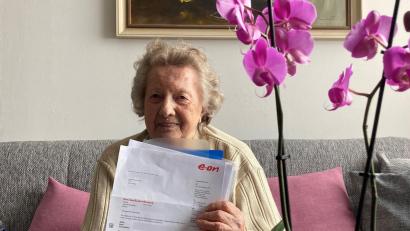 Bild: ca
Ruth Strigl wird am Faschingssonntag 90 Jahre alt. 42 Jahre hat sie mit ihrem Mann in Mainz gelebt. Angesichts der aktuellen Eon-Rechnung ist ihr nicht zum Lachen zumute.