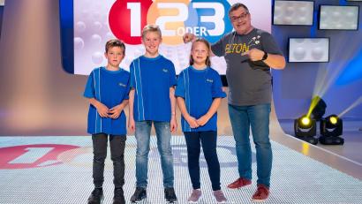 Bild: Ralf Wilschewski
Bruno, Veit und Emelie aus Weiden mit Elton.