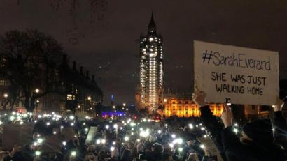 Bild: Catherine Wylie/PA Wire/dpa
Proteste gegen Gewalt gegen Frauen: Menschen versammeln sich auf dem Parliament Square in London im Gedenken an Sarah Everard (2021).