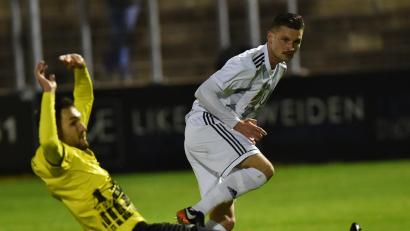 Bild: A. Schwarzmeier
Josef Rodler (rechts) und die SpVgg SV Weiden müssen sich weiter gedulden. Die Samstagpartie beim TSV Seebach wurde abgesagt.