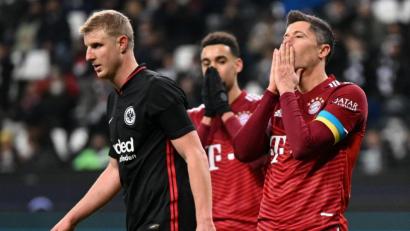 Bild: Arne Dedert/dpa
Bayerns Robert Lewandowski (r) trug in Frankfurt eine Kapitänsbinde in den ukrainischen Nationalfarben Blau und Gelb.