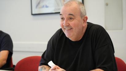Bild: Marina Gube
Phil Taylor war beim Interview mit Oberpfalz-Medien in bester Plauderlaune. Der Darts-Rekordweltmeister tritt am Wochenende dreimal bei "Shortys Darts-Event" im Evangelischen Vereinshaus in Weiden auf.