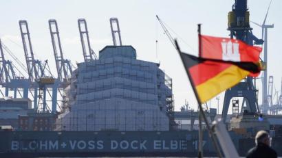 Bild: Marcus Brandt/dpa
Komplett verhüllt liegt die Mega-Yacht „Dilbar“ im Blohm+Voss Dock Elbe 17 im Hamburger Hafen.