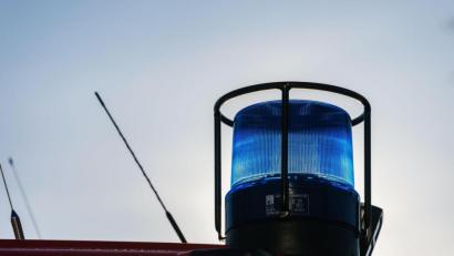 Bild: Philipp von Ditfurth/dpa/Symbolbild
Ein Blaulicht auf dem Dach eines Einsatzfahrzeugs der Feuerwehr.
