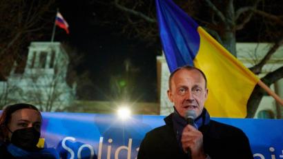 Bild: Annette Riedl/dpa
CDU-Chef Friedrich Merz bei einer Mahnwache vor der russischen Botschaft in Berlin.