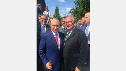 Bild: Fütterer, Clemens
Russlands Präsident Waldimir Putin (links) mit Karl Wratschko, dem Bürgermeister der Pleysteiner Partnerstadt Gamlitz.