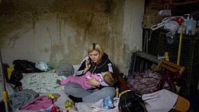Bild: Emilio Morenatti/dpa
Eine Frau telefoniert, während sie ihr krankes Baby in einem als Bunker genutzten Keller in den Armen hält. Trotz der internationalen Appelle für ein Ende des Kriegs hat Russland seine Angriffe auf die Ukraine verschärft.