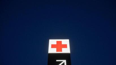 Bild: Julian Stratenschulte/dpa/Symbolbild
Ein Pfeil weist den Weg zur Notaufnahme eines Krankenhauses.