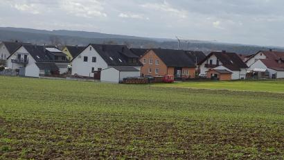 Bild: Houschka
Am östlichen Dorfrand von Knölling soll auf einer gegenwärtig noch landwirtschaftlich genutzten Fläche ein Baugebiet entstehen. In einem ersten Schritt sind 27 Parzellen vorgesehen.