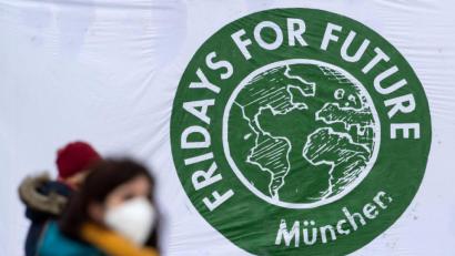 Bild: Sven Hoppe/dpa/Archivbild
Teilnehmer einer Kundgebung von Fridays for Future (fff) stehen im Olympiapark vor einem Banner.
