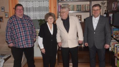 Bild: fz
Horst Schellkopf schaut nach links zur Erna und dankt seiner Erna für 60 Jahre gemeinsames Leben. Diamantene Hochzeit und zu der gratulieren Pfarrer Hubert Bartel (links) und Bürgermeister Karlheinz Budnik (rechts).