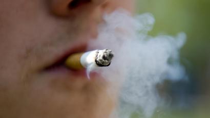 Symbolbild: Robert Schlesinger
Weil ein 40-Jähriger Alkohol und Zigaretten an Kinder und Jugendliche weitergab, musste er sich nun vor dem Amtsgericht in Amberg verantworten.