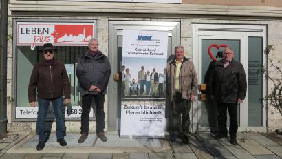 Bild: jzk
VdK Kreisgeschäftsführer Thomas Stöckl (Zweiter von links) informierte Kreisvorsitzenden Georg Brand (rechts), Ortsvorsitzenden Ottmar Bothner und Kassier Günter Deiml (von links)