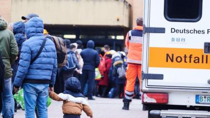 Bild: Annette Riedl/dpa
Flüchtlinge aus der Ukraine kommen im Ankunftszentrum Reinickendorf an. Allen am Donnerstag kamen 6500 Flüchtende in Direktzügen aus dem ukrainischen Grenzgebiet in Berlin an.