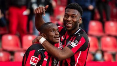 Bild: Marius Becker/dpa
Glänzt in der Rückrunde als Torjäger: Leverkusens Moussa Diaby (l).