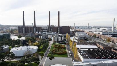 Bild: Swen Pförtner/dpa
Blick auf das Werksgelände von Volkswagen. Bei der neuen Fabrik für das künftig zentrale VW-Modell Trinity im Großraum Wolfsburg zeichnet sich ein Standort unmittelbar am Stammwerk ab.
