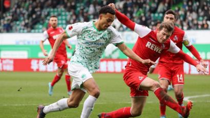 Bild: Daniel Karmann/dpa
Der Fürther Jamie Leweling (l) versucht mit dem Ball am Kölner Luca Kilian vorbei zu kommen.
