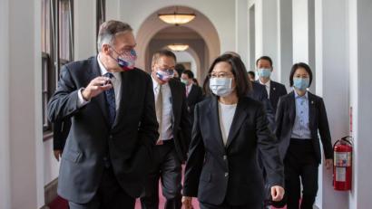 Bild: Uncredited/Taiwan Presidential Office/AP/dpa
Der ehemalige US-Außenminister Mike Pompeo (l.) und Taiwans Präsidentin Tsai Ing-wen während eines Treffens im Präsidialamt in Taipeh.