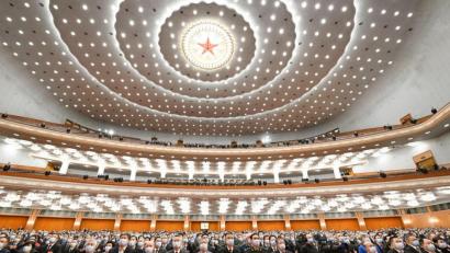 Bild: Rao Aimin/XinHua/dpa
Blick auf die Teilnehmer während der Eröffnung zur  Jahrestagung des Volkskongresses in der Großen Halle des Volkes.