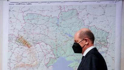 Bild: Clemens Bilan/ EPA Pool/dpa
Olaf Scholz im Einsatzführungskommando der Bundeswehr in Schwielowsee. Einen Nato-Einsatz in der Ukraine hatte der Bundeskanzler zuvor ausgeschlossen.