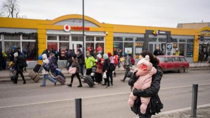 Bild: Pau Venteo/EUROPA PRESS/dpa
Eine Mutter mit ihrem Kind auf einer Straße in Lwiw während Luftalarm-Sirenen ertönen.