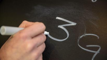 Bild: Stefan Puchner/dpa/
Ein Mann schreibt den Hinweis zur 3G-Regelung auf eine Tafel. In Bayerns Gastronomie reicht künftig ein negativer Coronatest.