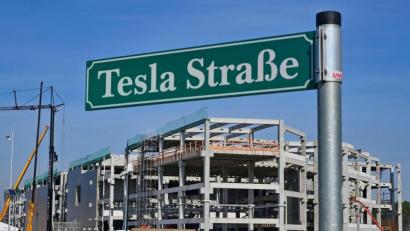 Bild: Patrick Pleul/dpa-Zentralbild/dpa
Die Tesla-Baustelle mit dem Rohbau für die künftige Batteriefabrik.