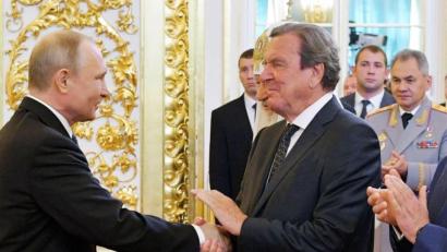 Bild: Alexei Druzhinin/POOL SPUTNIK KREMLIN/AP/dpa
Ex-Kanzler Gerhard Schröder gratuliert Wladimir Putin zu dessen Amtseinführung als Präsident von Russland.