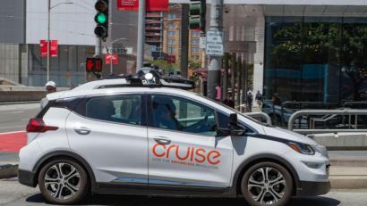 Bild: Andrej Sokolow/dpa
Ein selbstfahrendes Auto der General-Motors-Tochterfirma Cruise im Straßenverkehr in San Francisco.