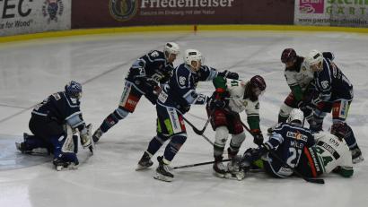 Bild: gb
Die Blue Devils und die Starbulls Rosenheim lieferten sich am Freitag einen Kampf auf Biegen und Brechen. Die Weidener siegten 6:5 nach Penaltyschießen.