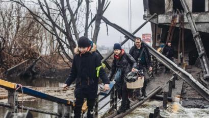 Bild: Diego Herrera/EUROPA PRESS/dpa
Zivilisten überqueren eine zuvor beschossene Brücke in der Stadt Irpin.