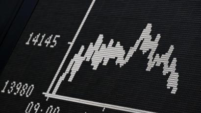 Bild: Arne Dedert/dpa
Die Dax-Kurve der Frankfurter Wertpapierbörse stellt fallende Kurse dar.