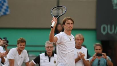 Bild: Andre Borges/dpa
Steht mit den deutschen Tennis-Herren unter Druck: Alexander Zverev.