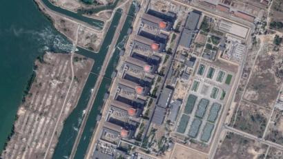 Bild: Planet Labs Pbc/Planet Labs PBC via AP/dpa
Satellitenfoto des Kernkraftwerks Saporischschja in Enerhodar.