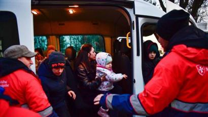 Bild: Marton Monus/dpa
Flüchtlinge aus der Ukraine kommen in einer von dem Malteserorden betriebenen Flüchtlingsunterkunft im ungarischen Beregsurány an.