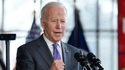 Bild: Patrick Semansky/AP/dpa
US-Präsident Joe Biden setzt für die Konjunktur auf Produkte „made in America“.