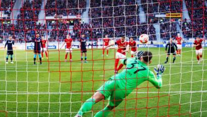 Bild: Philipp von Ditfurth/dpa
Vincenzo Grifo schießt Freiburg per Elfmeter in Führung.