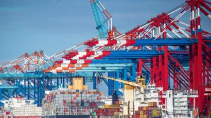 Bild: Sina Schuldt/dpa
Schiffe liegen im Containerhafen in Bremerhaven.
